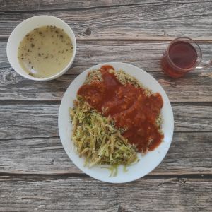 Zdjęcie przedstawia Dietę podstawową: Barszcz biały z ziemniakami Mięso wieprzowe z warzywami do kaszotto Kasza jęczmienna/sypko Surówka z pora z jabłkiem Kompot owocowy z jabłkami Sos pomidorowy
